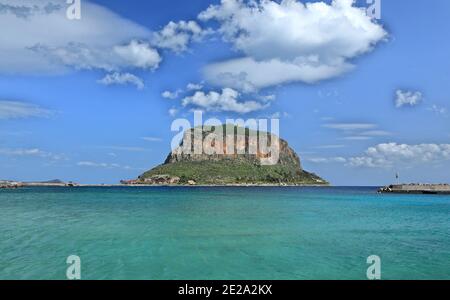 Monemvasia colline de roche, un rocher géant qui est littéralement une péninsule à Péloponnèse, en Grèce, où est construit le château-ville médiéval de Monemvasia. Banque D'Images