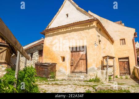 Cour intérieure et maisons anciennes de la Citadelle de Rasnov Banque D'Images