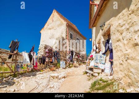 Cour intérieure et maisons anciennes de la Citadelle de Rasnov Banque D'Images