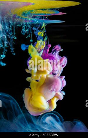 Encres de couleur dans l'eau sur fond noir Banque D'Images