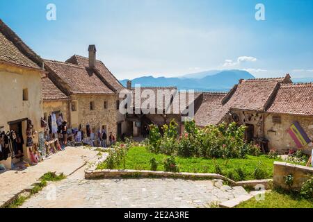 Cour intérieure et maisons anciennes de la Citadelle de Rasnov Banque D'Images