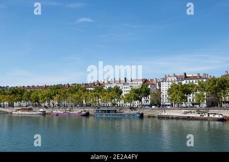 Lyon (centre-est de la France) : vue d'ensemble des bâtiments et des barges sur le Rhône le long du quai du docteur Gailleton, dans le 2ème arrondissement Banque D'Images