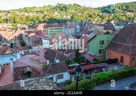 Belles maisons colorées à Sighisoara dans un style traditionnel typique Banque D'Images