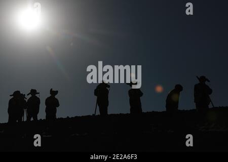 (210113) -- AKSAY, 13 janvier 2021 (Xinhua) -- les cheminots nettoient le sable dans le comté autonome de Kazak, dans la province de Gansu, dans le nord-ouest de la Chine, 12 janvier 2021. Le chemin de fer de Dunhuang, qui a ouvert ses portes en décembre 2019, croise les chemins de fer existants, notamment le chemin de fer de Lanzhou-Qinghai, le chemin de fer de Qinghai-Tibet et le chemin de fer de Lanzhou-Xinjiang, pour former le premier réseau de chemin de fer circulaire dans la région nord-ouest. Parmi eux, la section de Yangguan à Shashangou est située à Shazaoyuan, un lieu connu pour son fort vent de travers dans le comté autonome de Kazak d'Aksay. Le sable enterrait le tr Banque D'Images