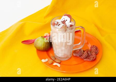 Milk-shake Anjeer ou à la figue Shake avec crème, morceaux de figues frais et fruits secs. Vue en angle supérieur, prise de vue en studio Banque D'Images