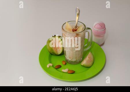 Lait de goyave ou du Pérou Shake avec poudre de piment rouge arrosée au-dessus du shake, vue angle supérieur, Studio Shot Banque D'Images