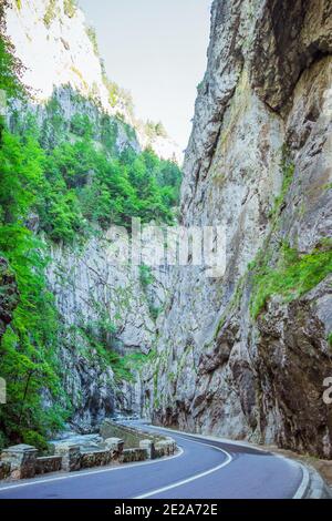 Route dangereuse à travers la gorge de Bicaz en Roumanie Banque D'Images