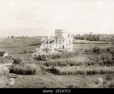 Photographie du XIXe siècle : la tombe de Caecilia Metella (italienne : Mausoleo di Cecilia Metella) est un mausolée situé juste à l'extérieur de Rome, au marqueur de trois miles de la via Appia. Il a été construit au cours du 1er siècle av. J.-C. pour honorer Caecilia Metella qui était la fille de Quintus Caecilius Metellus Creticus, consul en 69 av. J.-C., et épouse de Marcus Licinius Crassus qui a servi sous Jules César et était le fils du célèbre triomphir Marcus Crassus. Banque D'Images