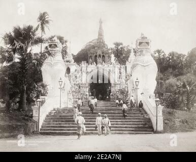 Photographie du XIXe siècle : entrée à la pagode Shwedagon, Rangoon, Yangon, Birmanie, Myanmar, vers 1890, studio de Klier. Banque D'Images