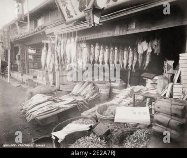 Photographie vintage du XIXe siècle : magasin de poissons et légumes, marchand, Japon c.1880 Banque D'Images