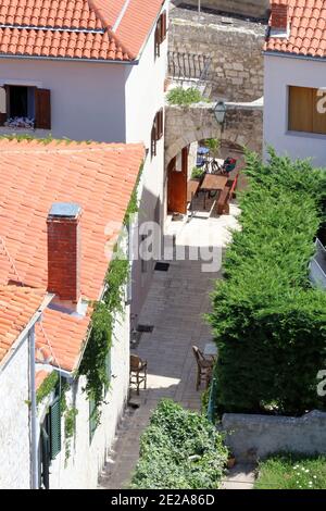 Vue d'en haut d'une rue étroite dans la vieille ville, ville de Rab, île de Rab, Croatie Banque D'Images