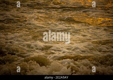Vue panoramique sur les vagues de la baie du Bengale le long de Marina Beach, Chennai, Inde Banque D'Images