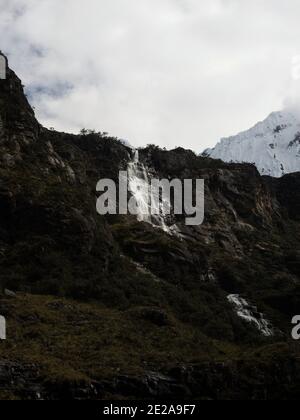 Vue panoramique de la cascade dans la vallée du paysage de montagne andin près Laguna 69 Cordillera Blanca Cebollapampa Huaraz Ancash Pérou Amérique du Sud Banque D'Images