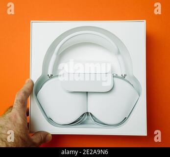 Paris, France - 7 janvier 2020: POV main mâle sur le meilleur Apple Computers AirPods Max casque supra-aural admirant le meilleur produit Banque D'Images