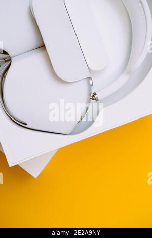 Paris, France - 7 janvier 2020 : objet héros du meilleur casque circum-aural AirPods Max d'Apple Computers sur fond jaune Banque D'Images