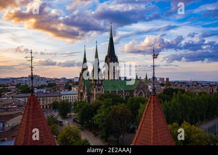 Vue aérienne sur l'église Elizabeth à Lviv, Ukraine de drone. Banque D'Images