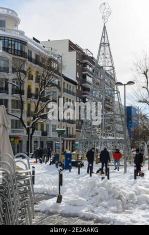 Madrid, Espagne. 10 janvier 2021. Vue sur la rue Fuencarral après la tempête de neige. Crédit: Enrique Davó. Banque D'Images