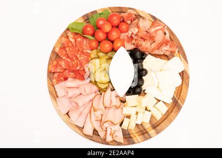 Assortiment d'en-cas de bière froide sur une assiette en bois avec fond blanc. Banque D'Images