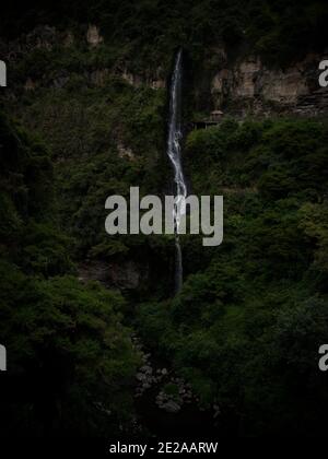 Vue panoramique sur une cascade dans une vallée naturelle verdoyante Paysage forestier à Santuario de las Lajas à Ipiales Potosi Narino Colombie Amérique du Sud Banque D'Images