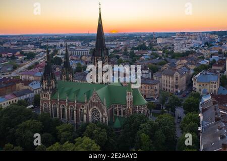 Vue aérienne sur l'église Elizabeth à Lviv, Ukraine de drone. Banque D'Images