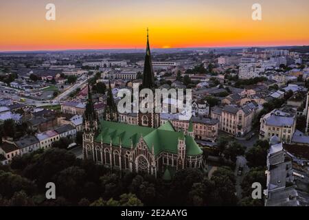 Vue aérienne sur l'église Elizabeth à Lviv, Ukraine de drone. Banque D'Images