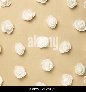 Fleurs roses blanches sur fond de tissu beige. Motif fleuri Banque D'Images