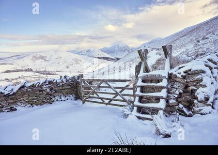 Escalier et porte sur le chemin du cercueil au-dessus de Loweswater, Lake District Banque D'Images