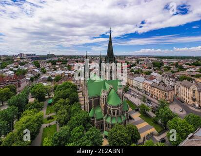 Vue aérienne sur l'église Elizabeth à Lviv, Ukraine de drone. Banque D'Images