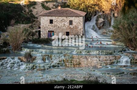Cascata del Gorello également connu sous le nom de Cascate del Mulino, cascade thermale de source, terme di Saturnia, Grosseto, Toscane, Italie Banque D'Images