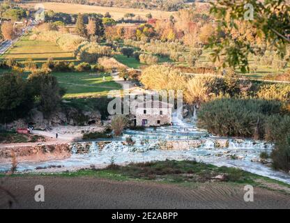Cascata del Gorello également connu sous le nom de Cascate del Mulino, cascade thermale de source, terme di Saturnia, Grosseto, Toscane, Italie Banque D'Images