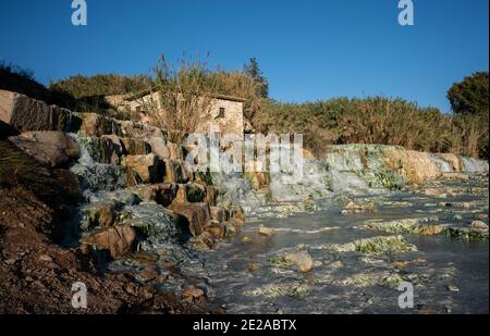 Cascata del Gorello également connu sous le nom de Cascate del Mulino, cascade thermale de source, terme di Saturnia, Grosseto, Toscane, Italie Banque D'Images