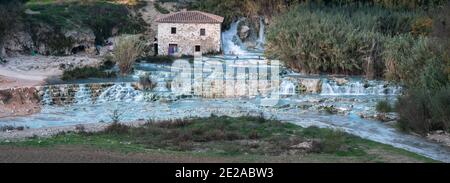 Cascata del Gorello également connu sous le nom de Cascate del Mulino, cascade thermale de source, terme di Saturnia, Grosseto, Toscane, Italie Banque D'Images