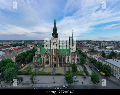 Vue aérienne sur l'église Elizabeth à Lviv, Ukraine de drone. Banque D'Images