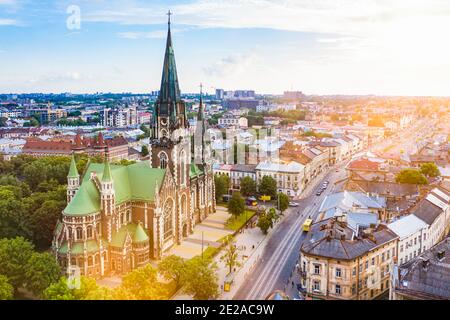 Vue aérienne sur l'église Elizabeth à Lviv, Ukraine de drone. Banque D'Images