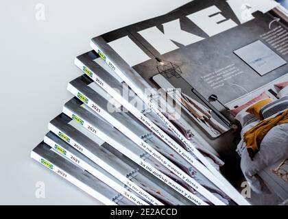 Pile des derniers catalogues papier de la nouvelle édition IKEA 2021 En langue bulgare que la dernière version imprimée publiée par Le détaillant suédois Banque D'Images