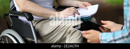 Personne assise en fauteuil roulant Banque D'Images