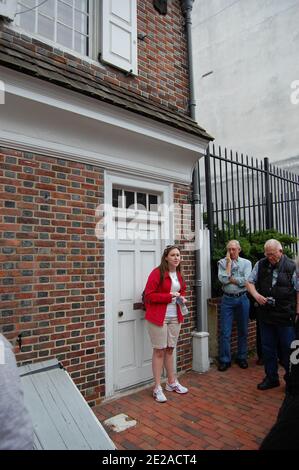 Betsy Ross maison Philadelphie États-Unis d'Amérique guide à l'extérieur de la première américaine drapeau fabricants maison rails rail noir métal fille dans rouge cavalier Banque D'Images