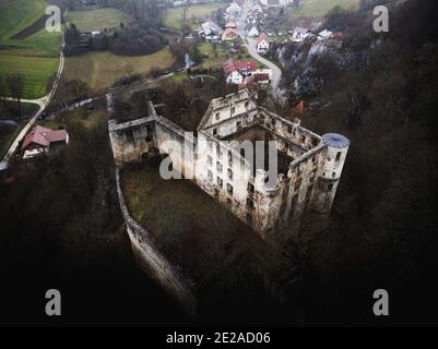 Panorama aérien des ruines abandonnées oubliées du château Schulzburg Schuelzburg Dans la vallée de la grosse Lauter d'Anhausen Hayingen Jura souabe Baden-Wuerttember Banque D'Images