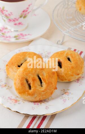 Gâteaux d'Eccles une petite pâtisserie ronde remplie de raisins de Corinthe ou Raisins secs originaires de la ville d'Eccles dans le Lancashire Angleterre Banque D'Images