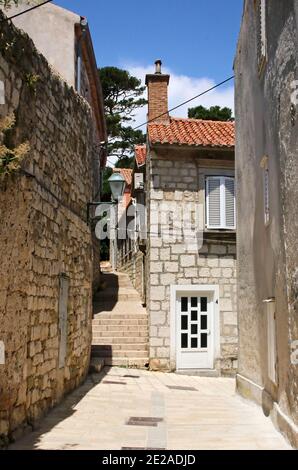 Les ruelles étroites de la vieille ville, ville de Rab, île de Rab Croatie . Banque D'Images