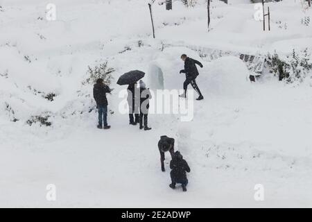Personnes construisant un igloo à Madrid rio Park, 2021 (Madrid, Espagne). Banque D'Images