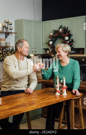 Couple de personnes âgées heureux célébrant l'anniversaire de mariage. 60 bonne retraite. Saint-Valentin aînés. Champagne date Banque D'Images