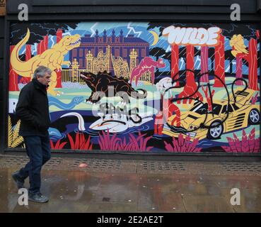 Londres Royaume-Uni 13 janvier 2021 huit artistes ont été mandatés pour prendre le relais et transformer certains des espaces vides des rues de Londres occidentale dans le cadre d'une importante initiative d'art public appelée les grandes fenêtres de rue. Alors que les Londoniens sont plongés dans le confinement complet et que les galeries et les musées sont forcés de fermer, en hauteur Les fenêtres de rue, présentées par Kcaw, permettent aux artistes de se présenter avec une série de pièces d'art publiques vibrantes qui, selon eux, inspireront et souviendront les communautés locales pendant ces mois d'hiver difficiles. En participant à de hautes fenêtres de rue, les huit artistes créent une série d'art visuel Banque D'Images