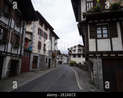 Vue panoramique sur le vieux village médiéval historique Lesaka Lesaca principal Place du centre-ville de Navarra Espagne en Europe Banque D'Images