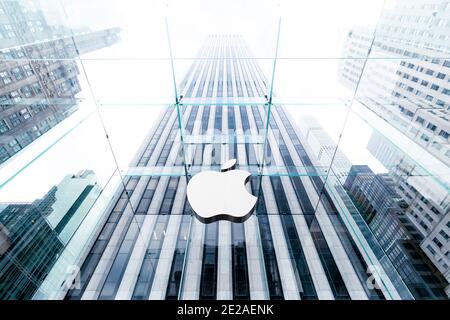 Apple Store sur Fifth Avenue le 28 novembre 2019 à New York, États-Unis. Le magasin emblématique de la Fifth Avenue d'Apple était à l'origine Banque D'Images