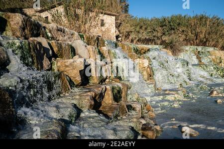 Cascata del Gorello également connu sous le nom de Cascate del Mulino, cascade thermale de source, terme di Saturnia, Grosseto, Toscane, Italie Banque D'Images