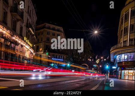 Lausanne, Vaud , Suisse - 01.10.2021: Des sentiers de lumière de voiture au-dessus de la ville de Lausanne la nuit. Belle et moderne. Banque D'Images