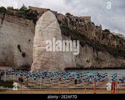 Point le plus célèbre de Vieste : le monolithe rocheux vertical Pizzomunno, debout à 25 m, près de la Spiaggia del Castello (mer Adriatique), Italie, Puglia, GA Banque D'Images