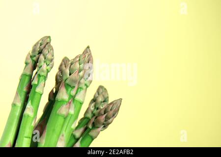 Tiges d'asperges vertes fraîches sur fond clair. Concept d'alimentation saine Banque D'Images