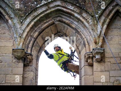 Le stonemason James Preston de SSH conservation, est originaire de l'abbaye de Rievaulx dans le North Yorkshire, tandis que le patrimoine anglais se prépare à effectuer des travaux de conservation essentiels. English Heritage commande une enquête à l'abbaye de Rievaulx sur un cycle de cinq ans pour évaluer l'état de l'abbaye du niveau du sol jusqu'au sommet de la structure.